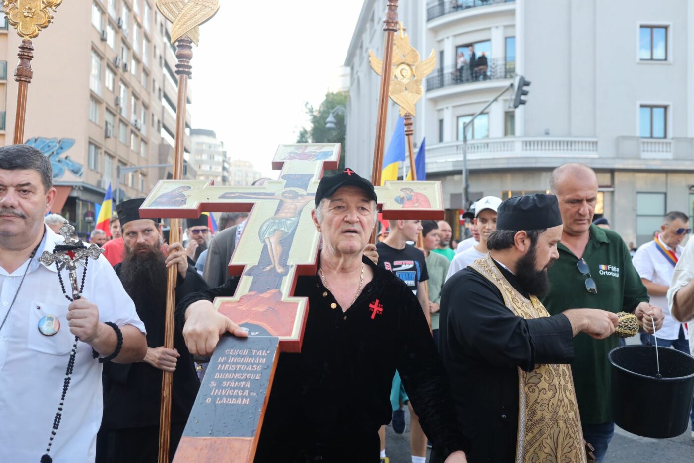 Gigi Becali dă moda! De unde se îmbracă cel mai bogat patron de fotbal din România și ce înseamnă simbolul brodat de pe hainele sale | GALERIE FOTO