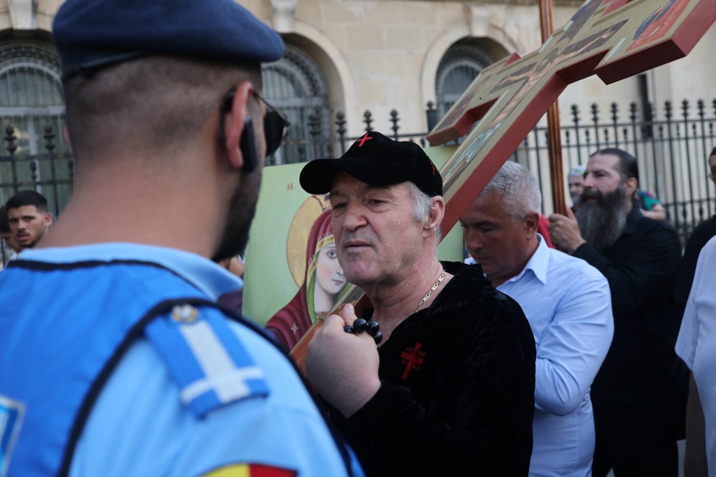 Gigi Becali s-a certat cu jandarmii la manifestația de opoziție față de comunitatea LGBT! De la ce a plecat totul | GALERIE FOTO