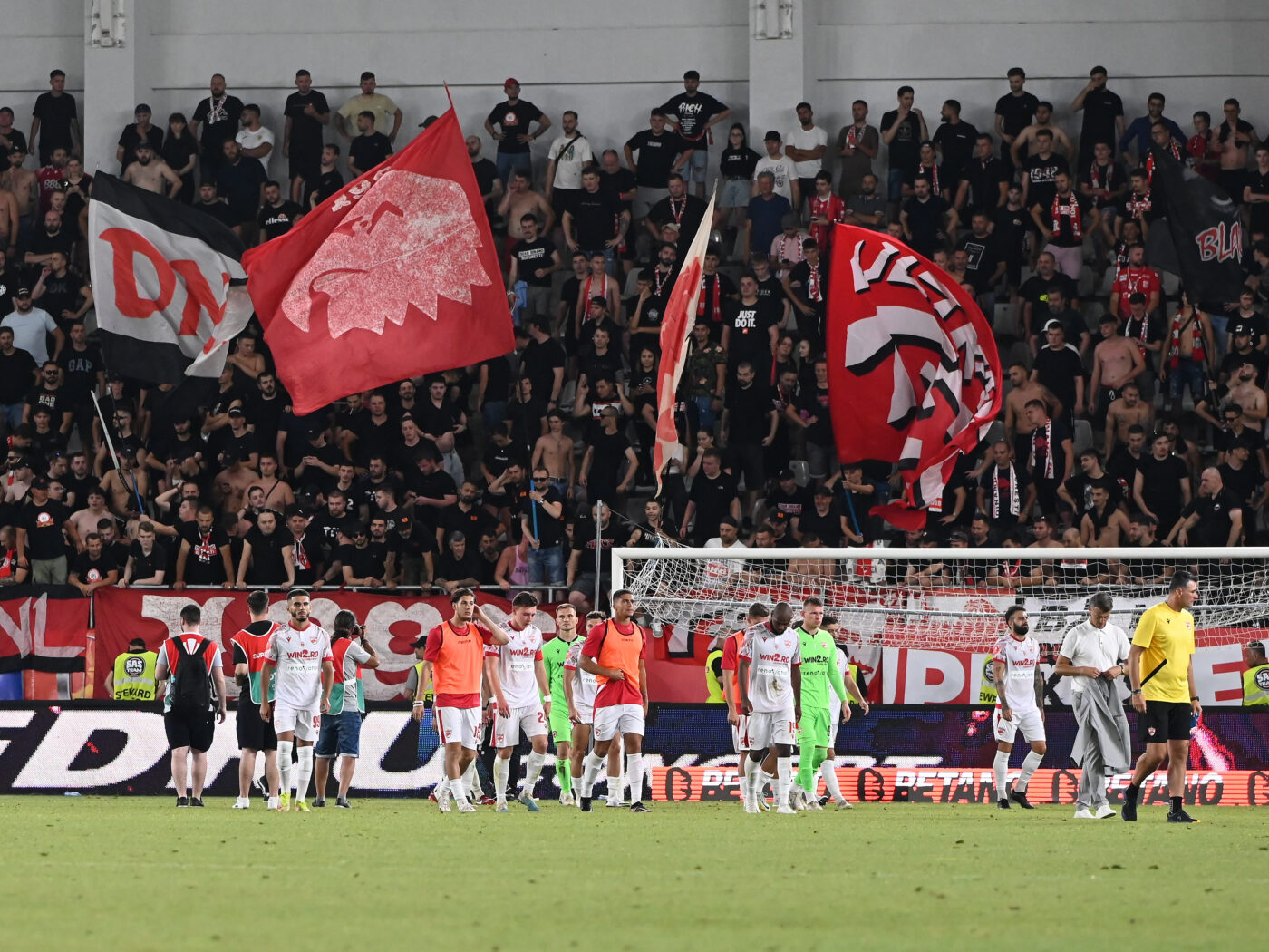 Cum s-a ajuns la un derby FCSB – Dinamo lipsit de incidente în fața premierului Marcel Ciolacu | EXCLUSIV