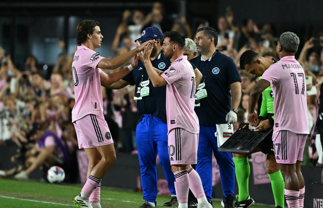 Ce nebunie! Doar Messi putea face așa ceva: unul dintre cei mai înrăiți fani ai lui Cristiano Ronaldo, gest viral după golul extraterestru marcat de argentinian la debut! Ce a făcut cu tricoul portughezului | VIDEO