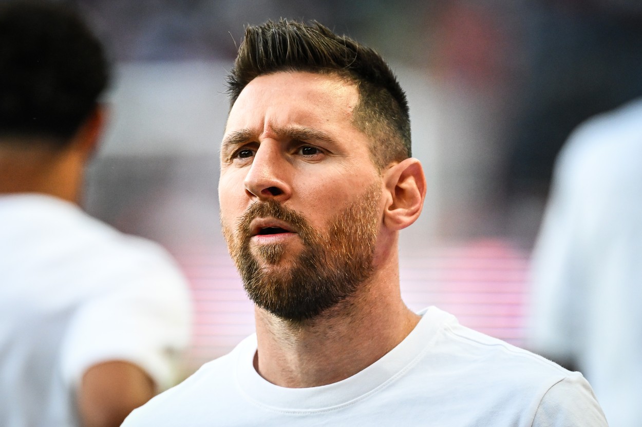 Lionel Messi nu conduce precum driblează! Campionul mondial a trecut pe roșu și a evitat un accident în ultima clipă | VIDEO