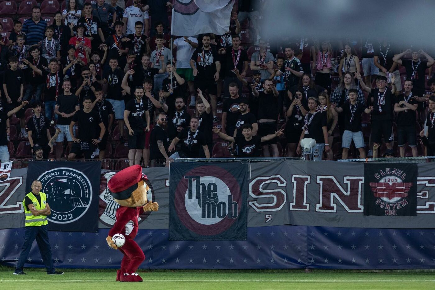 Cefi, mascota celor de la CFR Cluj, motiv de scandal între români și maghiari! Cum au reacționat ultrașii radicali când au văzut ce are pe piept