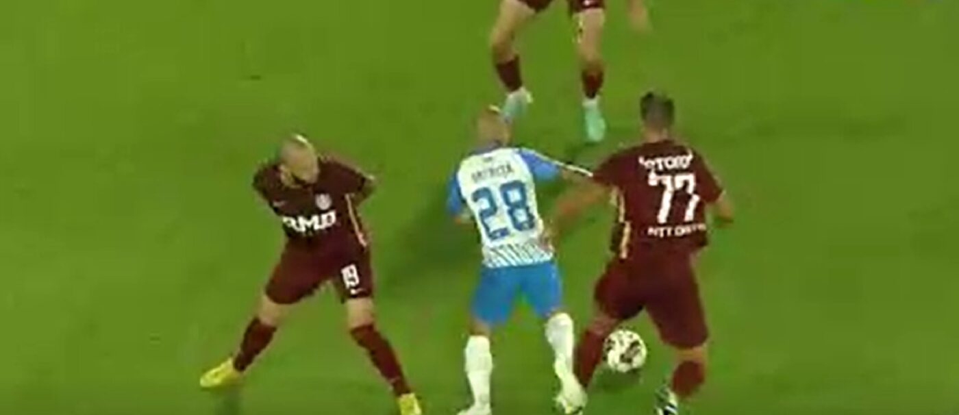 Meciul CFR Cluj – Universitatea Craiova a debutat cu o fază controversată de arbitraj! Alex Mitriță a căzut în careul advers, chiar sub ochii lui Radu Petrescu, care nu a fost însă impresionat | VIDEO