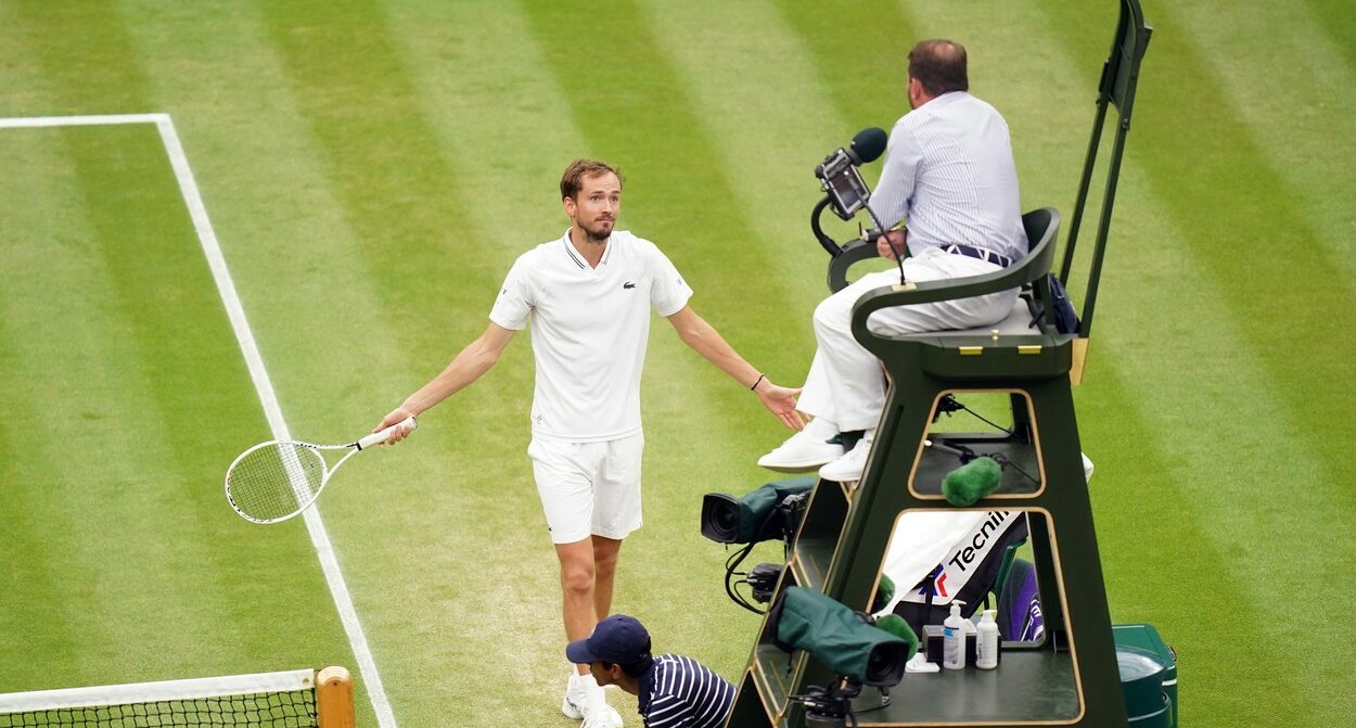 Acuzații grave la Wimbledon! Daniil Medvedev a lovit o femeie cameraman, dar nu a fost descalificat! Fanii lui Novak Djokovic au luat foc | VIDEO
