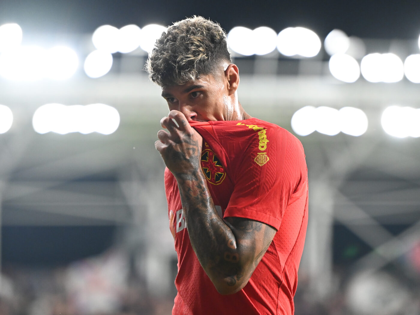 Moment incredibil cu Florinel Coman în timpul derby-ului FCSB – Dinamo! Ce a putut să facă după ce un fan al „câinilor” a aruncat în el cu un smartphone: imaginile vor face înconjurul lumii! | FOTO