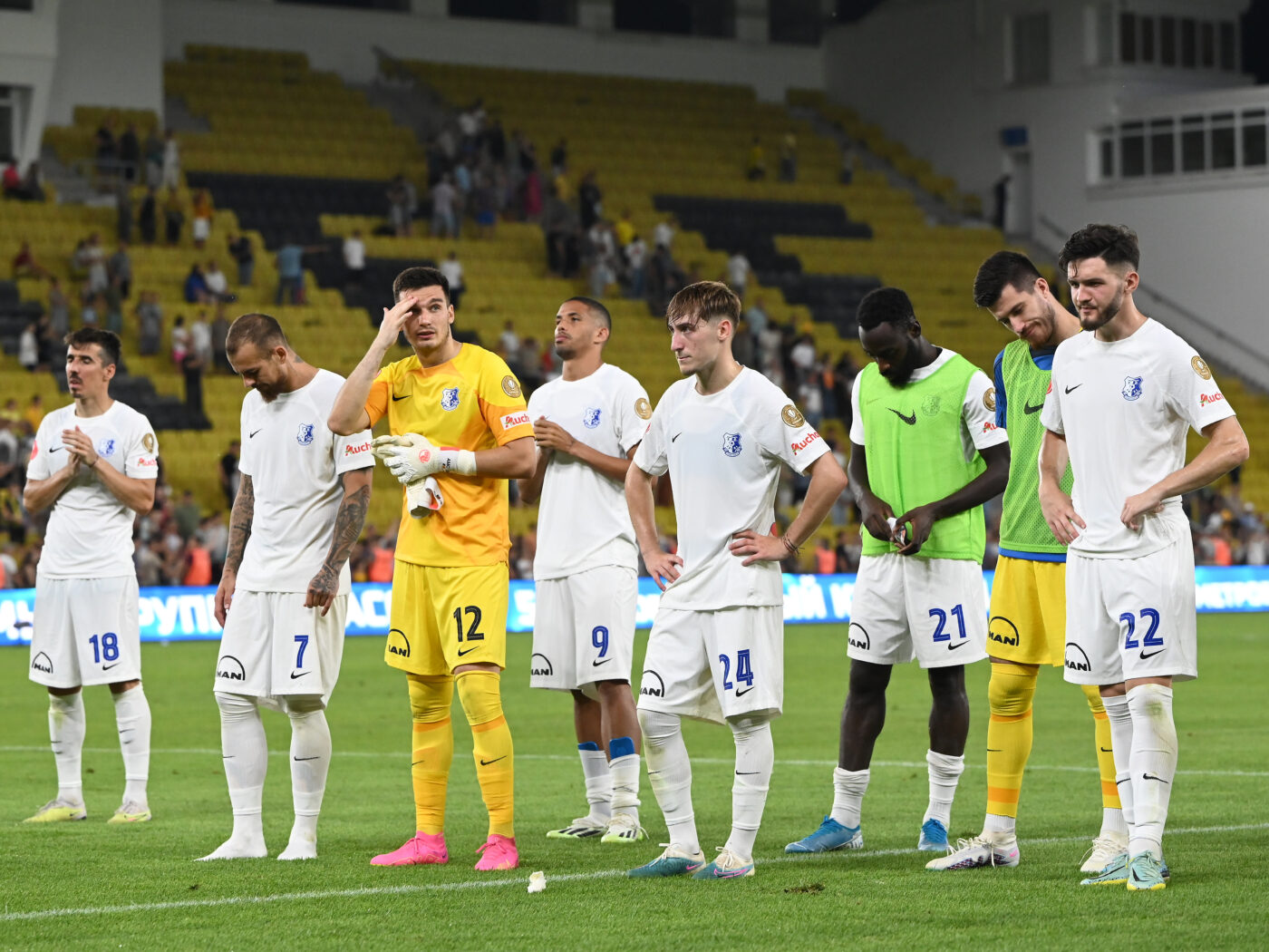Moment șocant în timpul umilinței de la Tiraspol! Tatăl fotbalistului de la Farul l-a atacat direct pe Gică Hagi și i-a strigat din tribune: „Mor aici! Bagă-l și pe el. Ce ai cu el? Plânge copilul acasă. Gata, plecăm din România”