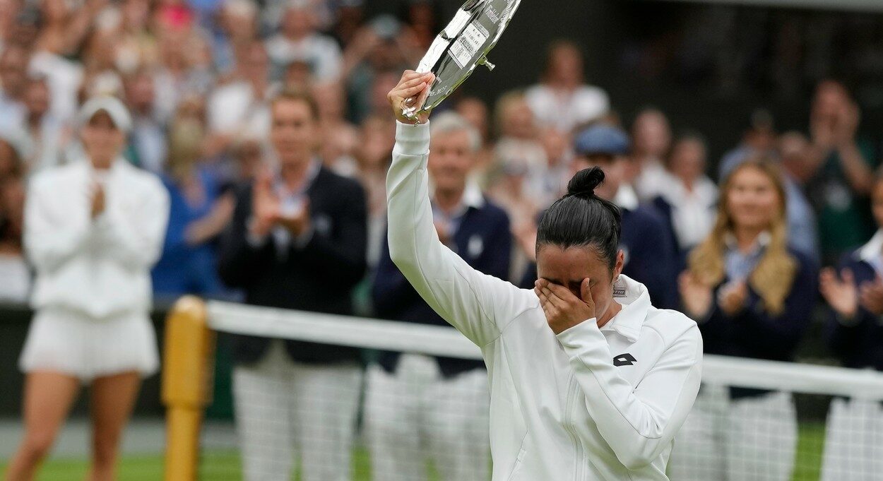 Ons Jabeur, glumă amară după ce a pățit la fel ca Simona Halep și a pierdut primele trei finale de Grand Slam ale carierei: „Voi arăta rău în fotografii!” Tunisianca a izbucnit în lacrimi la Wimbledon | FOTO & VIDEO