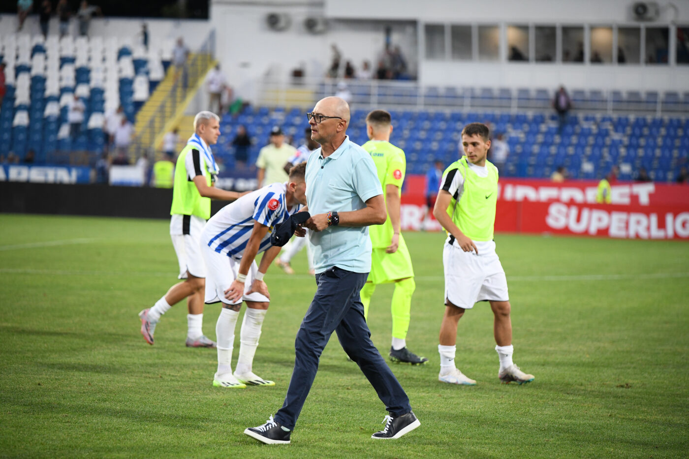 Leo Grozavu l-a „demolat” pe fotbalistul eliminat în Poli Iași – Hermannstadt, apoi a continuat tirada la conferința de presă: „Ne dăm cu stângul în dreptul, nu știm să pasăm! Muncim în zadar”