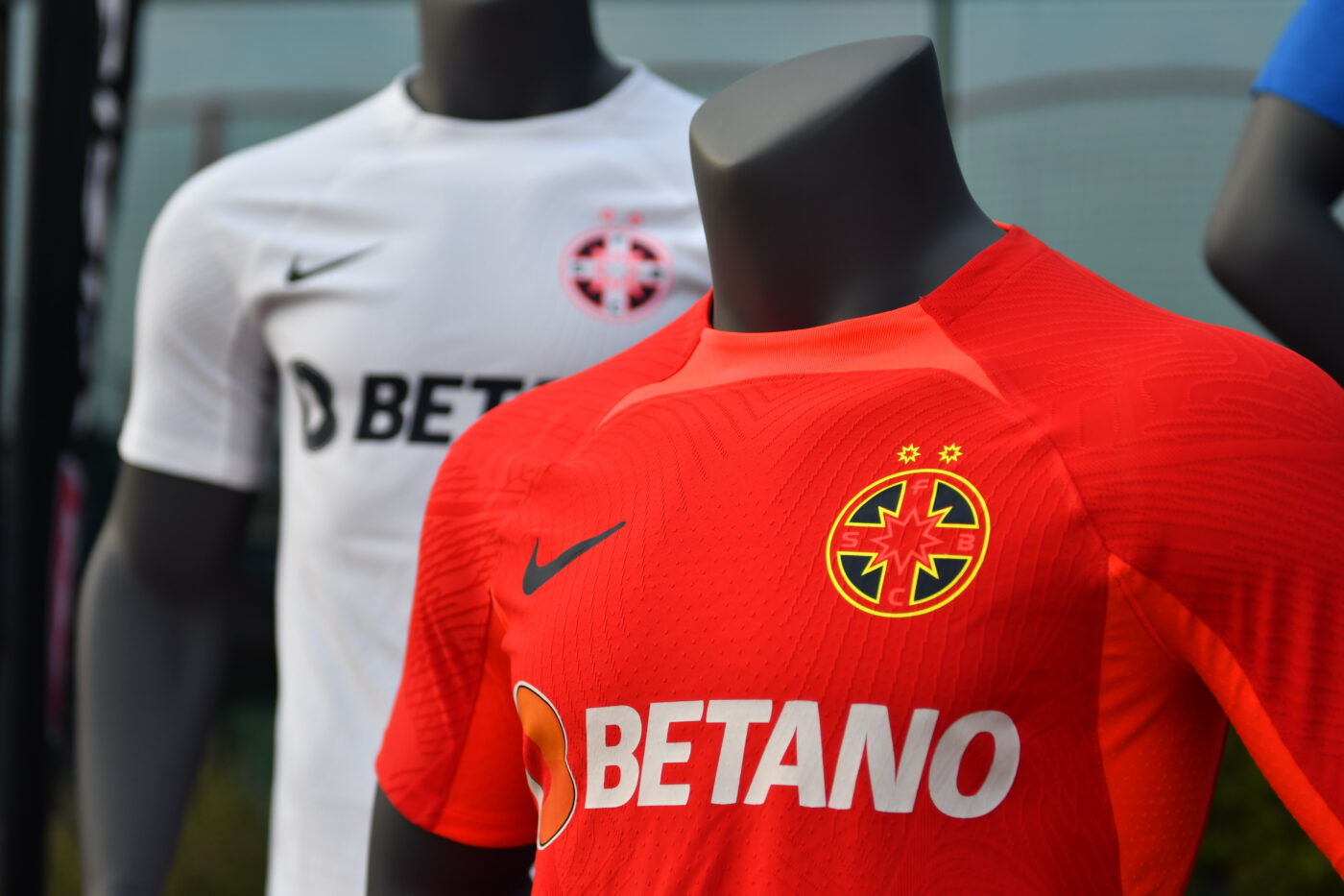 Panduru ia la mișto palmaresul FCSB și noul echipament al roș-albaștrilor! Gluma pe care a făcut-o în direct, după ce a văzut detaliul stilizat de pe tricouri: „Sunt roți zimțate, roți țepoase?”