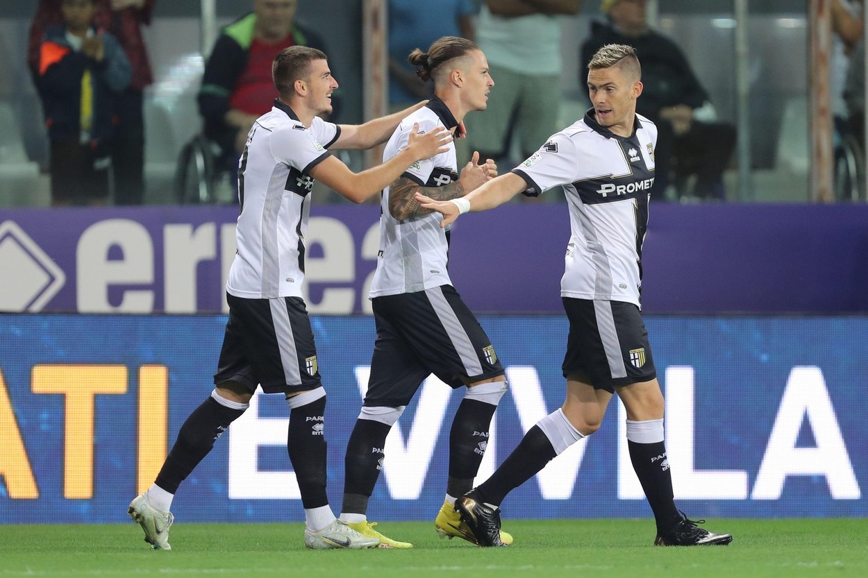 Tuttomercatoweb anunță situația ingrată în care au ajuns doi dintre cei mai scumpi fotbaliști români: Dennis Man și Valentin Mihăilă! Realitatea dură pe care o trăiesc la Parma vedetele lui Gigi Becali și Mihai Rotaru