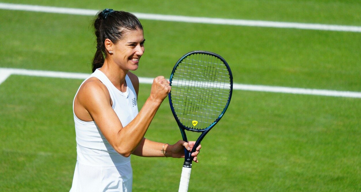 Sorana Cîrstea, victorie de senzație cu Jelena Ostapenko la Wimbledon! Ana Bogdan s-a calificat și ea în turul trei, iar Irina Begu a câștigat la debut