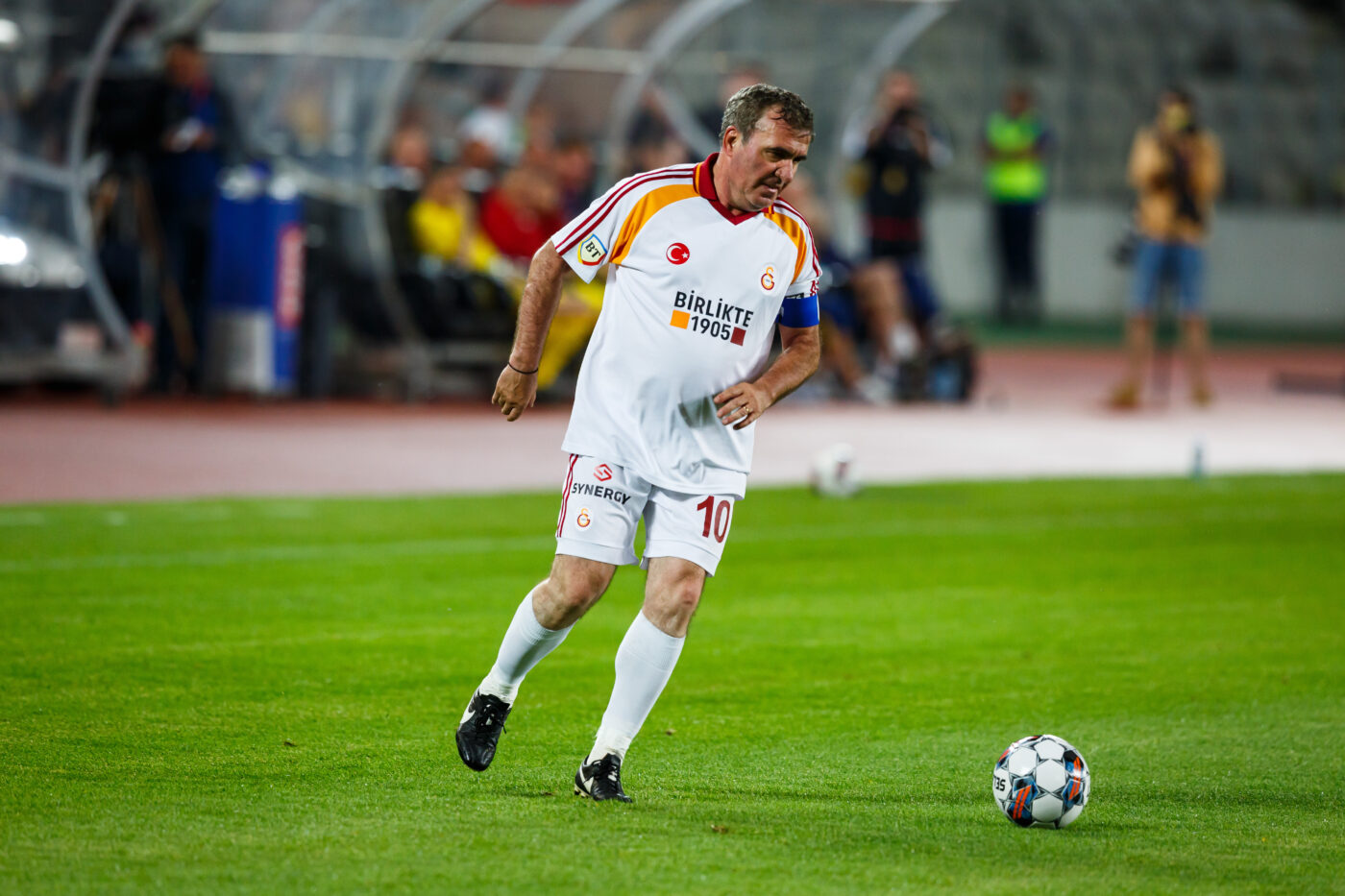 Transferul bombă pe care Real Madrid i l-a „furat” Barcelonei e comparat cu „Regele”: „El seamănă ca stil cu Hagi, nu cu Messi! Joacă precum Hagi, o minte incredibilă”