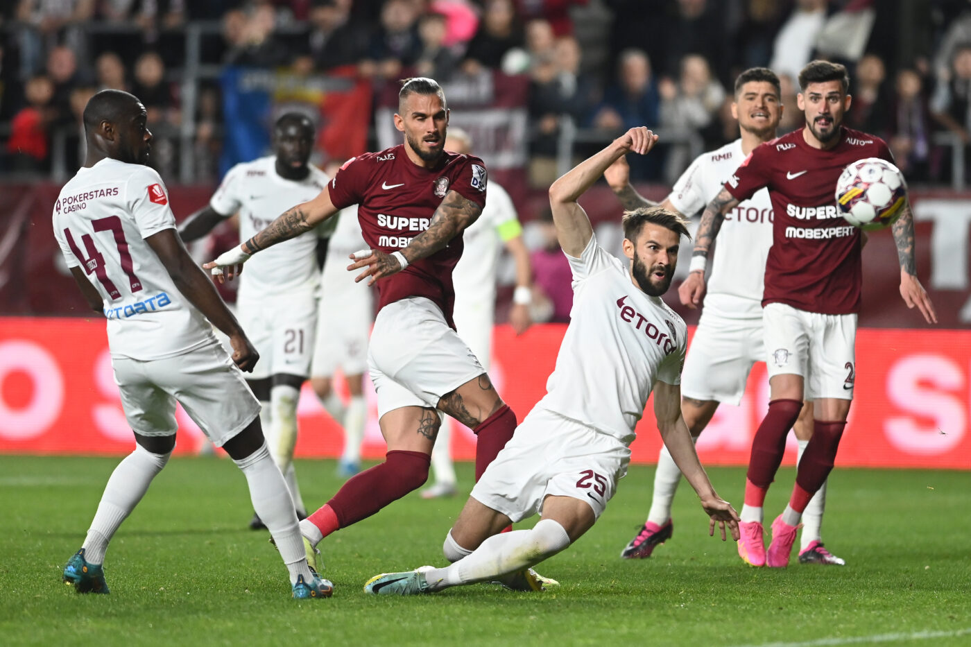 Transferuri pe bandă rulantă la CFR Cluj: trei oferte extrem de tentante pentru campionul României! Cine e fotbalistul care poate pleca acum de la echipa din Gruia | EXCLUSIV
