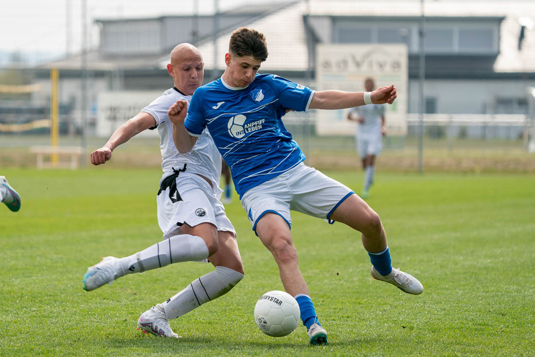România riscă să rateze încă un junior de top: David Creța joacă la Academia lui Hoffenheim, e cel mai bun atacant U16 din Germania, iar nemții așteaptă să-și ia cetățenia pentru a-l folosi și în meciuri oficiale. Jucătorul: ”Vom decide în caz concret de convocare”. FRF: ”Îl știm, hotărârea va aparține selecționerului” | EXCLUSIV