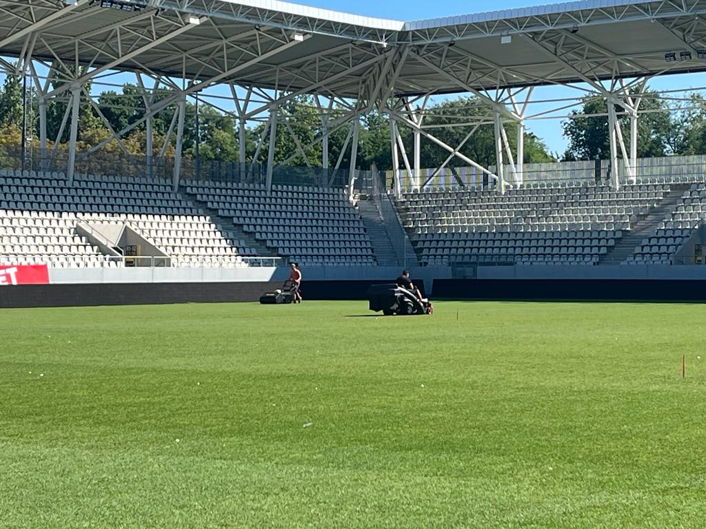 De ce s-a stricat gazonul pe stadionul Arcul de Triumf? Părerile specialiștilor sunt împărțite, dar suprafața de joc are de înfruntat în această săptămână trei partide în doar cinci zile | EXCLUSIV