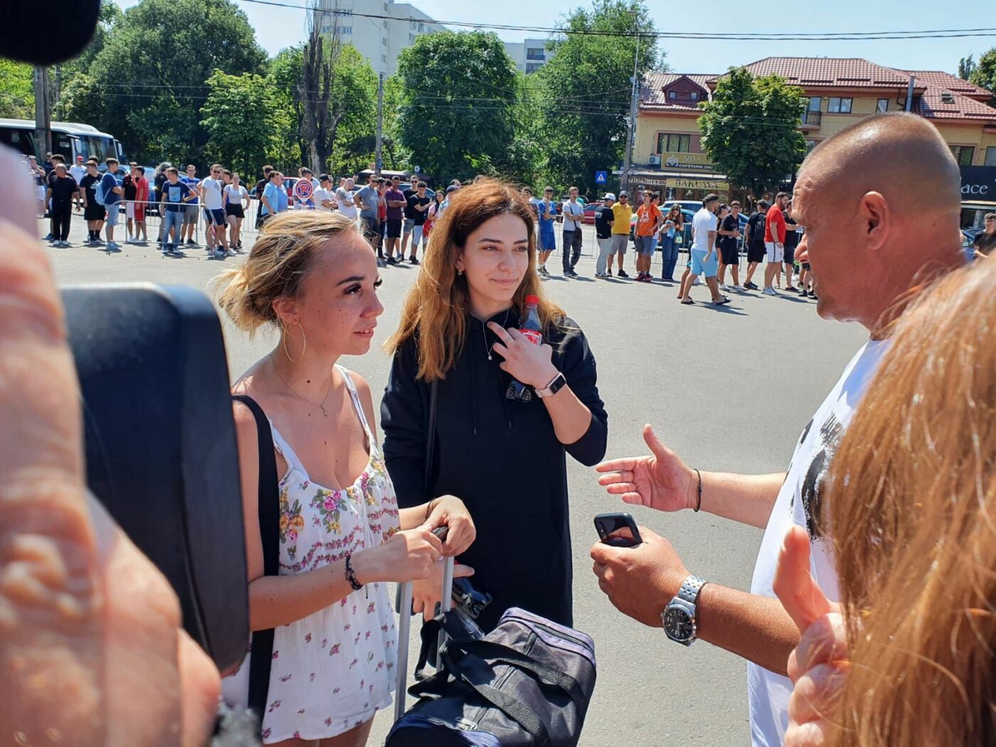 Cât de iubită e FCSB! Două tinere au venit de la capătul țării pentru meciul cu Dinamo: ce a făcut Gheorghe Mustață când le-a văzut că stau la coadă