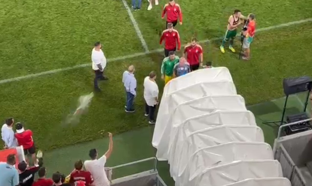 Imagini greu de privit! Jucătorii de la Sepsi, înjurați, scuipați și udați de fanii lui Dinamo, prezenți pe stadionul „Arcul de Triumf” | VIDEO EXCLUSIV