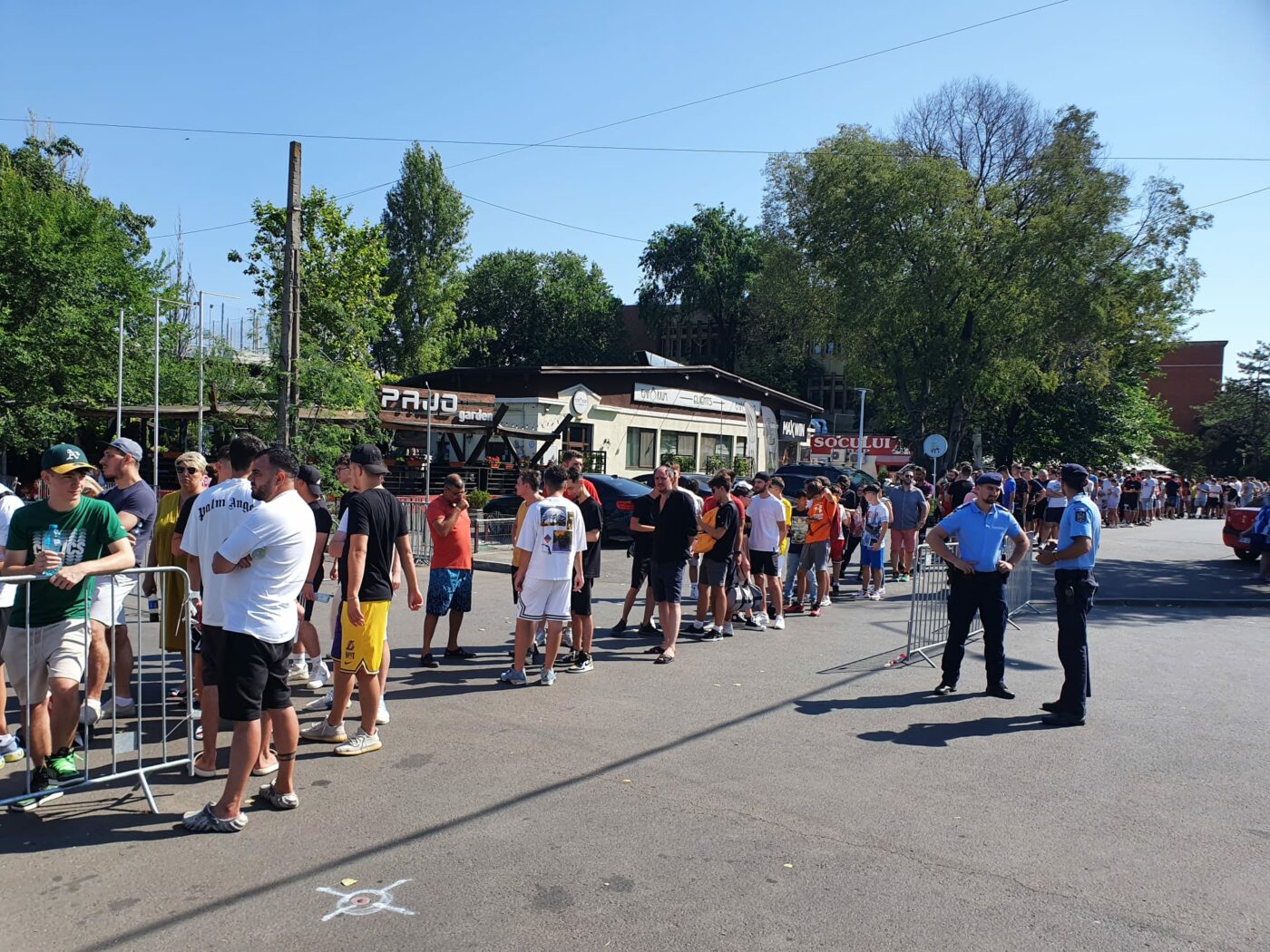 „Omor” pe bilete la FCSB – Dinamo! Sute de oameni stau la coadă pentru a vedea pe viu derby-ul de pe „Arcul de Triumf”: primii fani au sosit de la ora 06:30 | FOTO