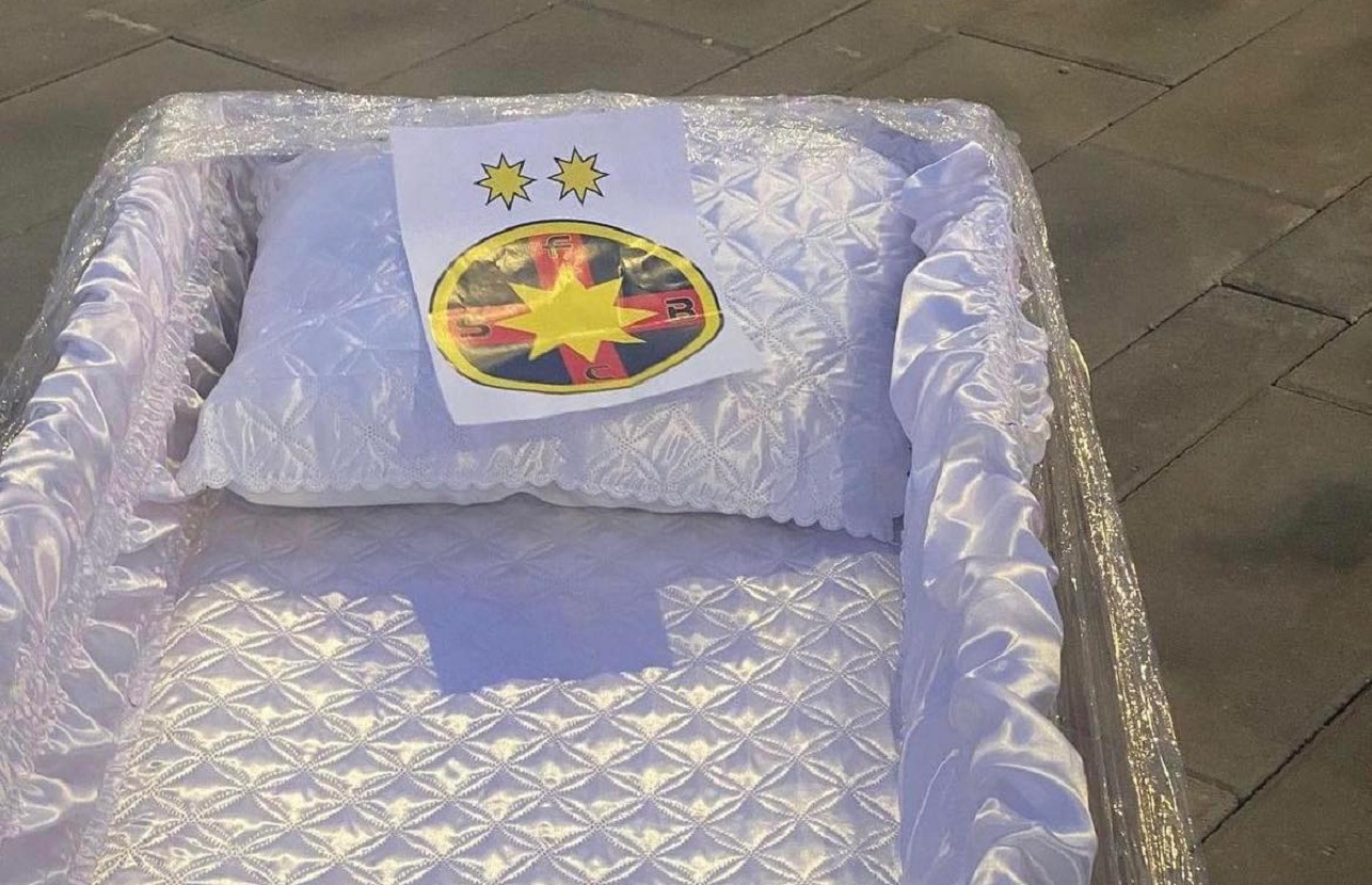 Derapaj șocant al fanilor CSA Steaua! Imaginile horror cu ultrașii echipei Armatei: au dus un coșciug și o cruce cu FCSB la stadionul din Ghencea. „Curajoșii” suporteri din Peluza Sud s-au ascuns în spatele unor măști | FOTO
