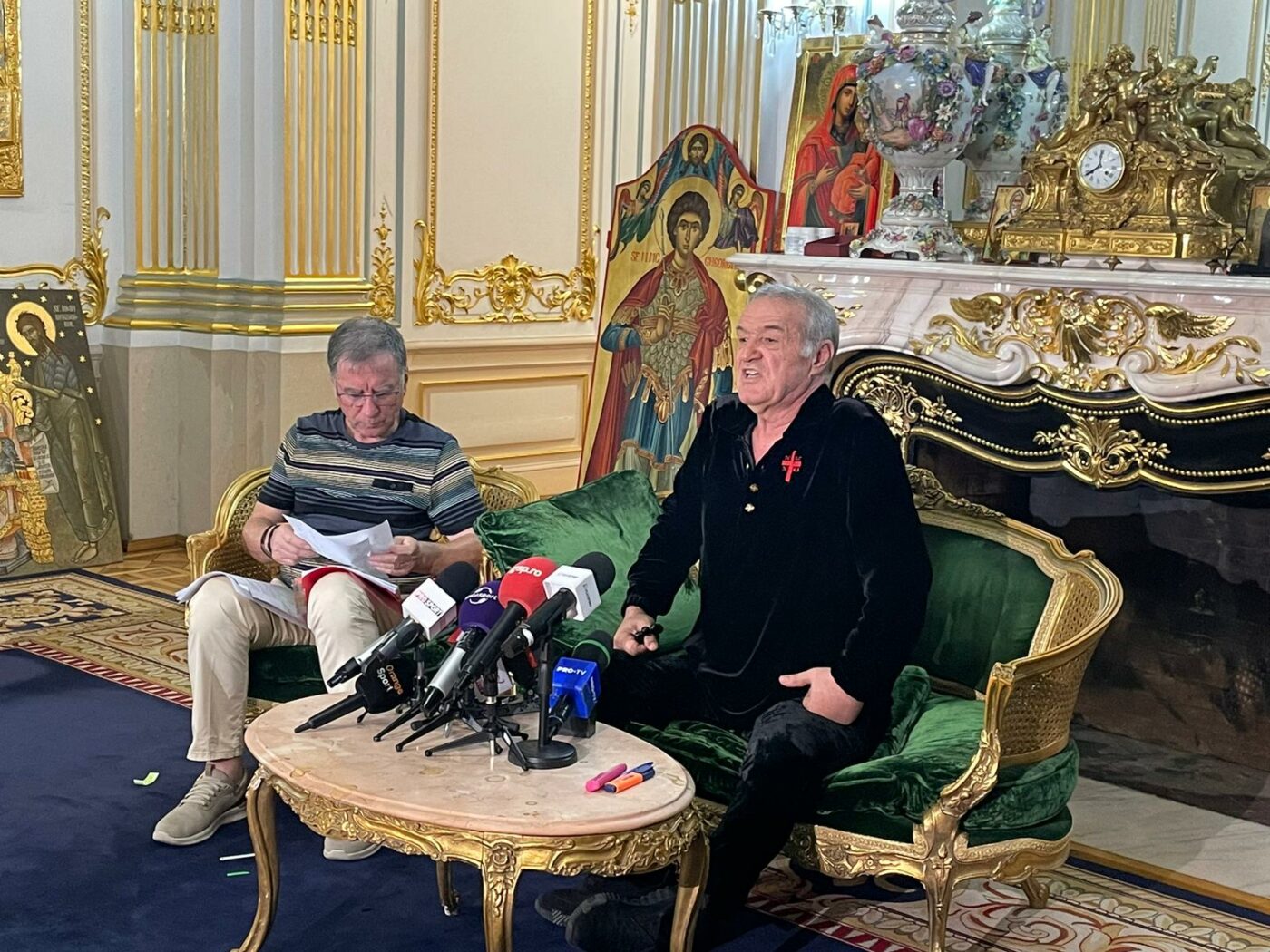 Valeriu Argăseală, atacat de 10 huligani! Cum au sărit ultraşii de la CSA Steaua pe maşina omului lui Gigi Becali, chiar în fața unității militare: „Au început să bată”