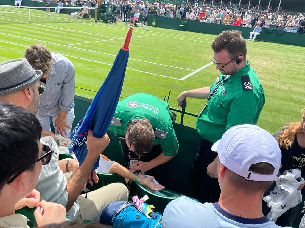 CORESPONDENȚĂ DE LA WIMBLEDON | Clipe de panică la Wimbledon, la meciul Irinei Begu! O bătrână a leșinat în fața lui Victor Crivoi și partida a fost întreruptă pentru intervenția medicilor | FOTO EXCLUSIV