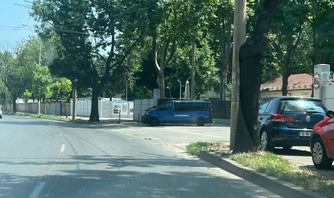 Imaginea postată de Peluza Sud cu mașina Jandarmeriei care păzește sediul CSA Steaua