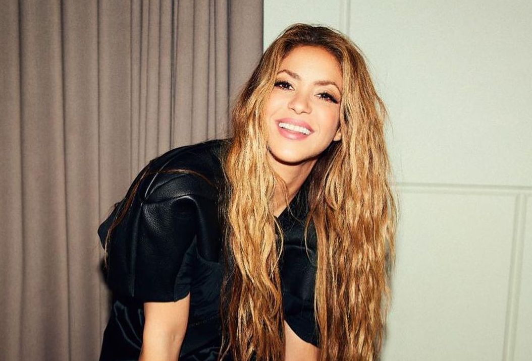 Shakira este din nou în mijlocul unui scandal. Fosta lui Pique a fost surprinsă alături de un alt bărbat celebru, mai tânăr decât ea cu 16 ani. Internauții i-au luat apărarea: „Săraca Shakira”