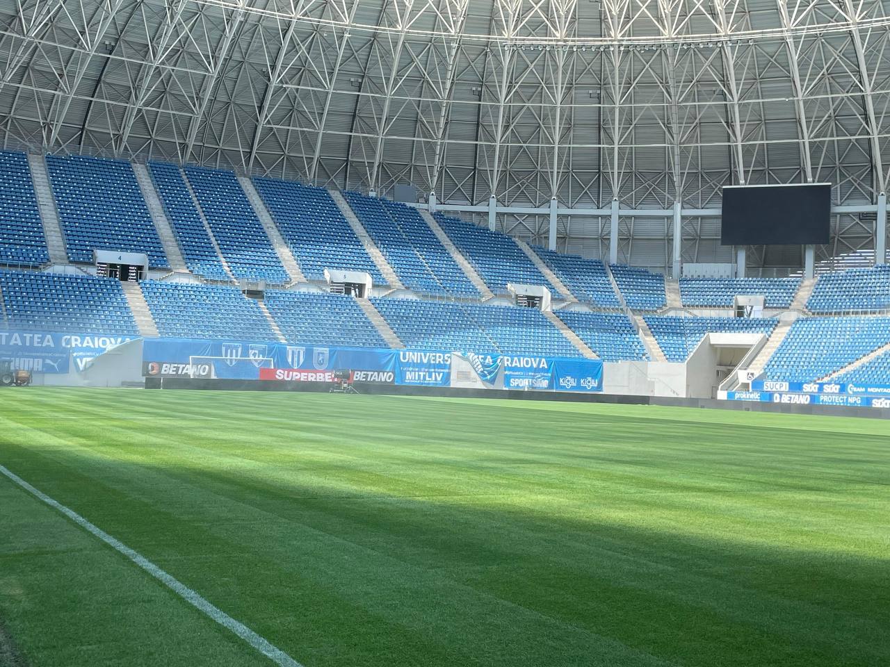 Stadionul „Ion Oblemenco” are gazon nou! Suma exorbitantă plătită de Primăria din Craiova pentru suprafața de joc ultramodernă montată pe arena din Bănie