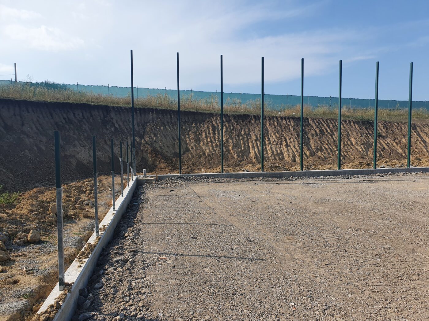 „Terenul de fotbal în pantă” de la Huși, faza pe șantier: cum arată baza care a produs stupoare la lansarea proiectului! Explicația primarului: ”Tot orașul e într-o farfurie, suntem așezați pe dealuri” | FOTO ȘI VIDEO EXCLUSIV