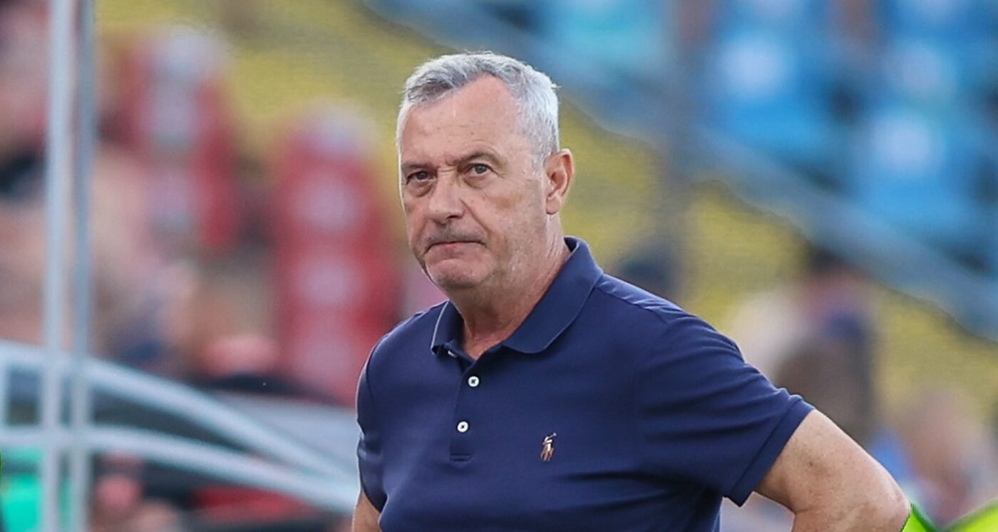 Mircea Rednic, furios după ce arbitrul a anulat reușita de 3-0 a echipei sale în UTA – Universitatea Craiova 2-2: „VAR-ul verifică fiecare gol al nostru! De ce nu fac așa și la ei?”