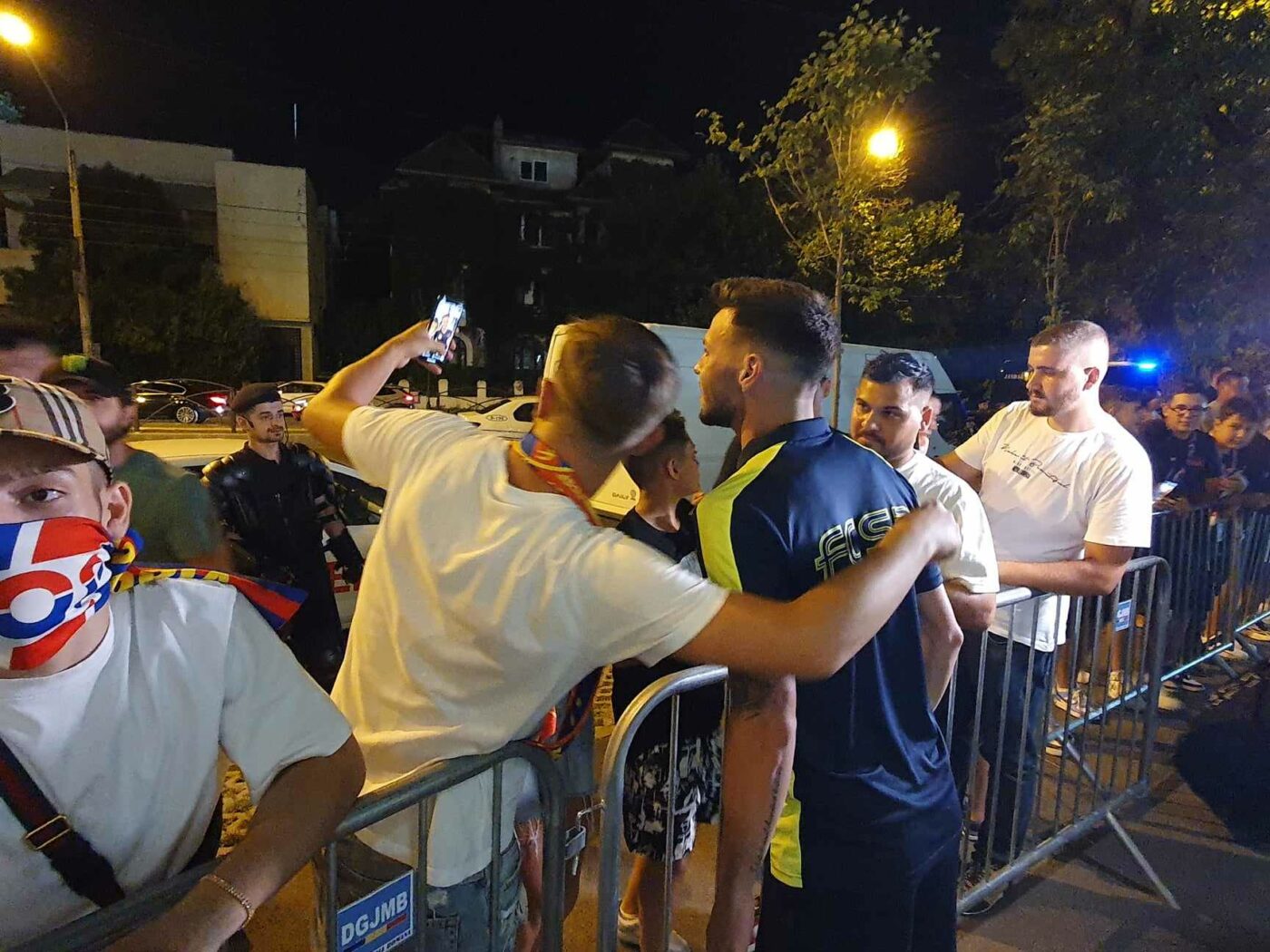 „I, Love You, Coman!” „I love you, Compagno!” Goana după poze și autografe, la finalul derby-ului FCSB – Dinamo. Ce s-a întâmplat în fața arenei „Arcul de Triumf” și cum s-a sărbătorit victoria din Superliga | FOTO EXCLUSIV