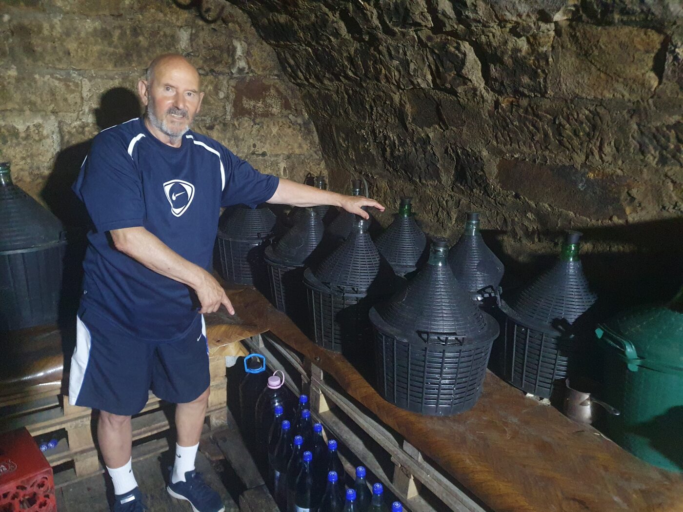 ”120 de litri de Merlot merg anual la domnul Badea de la Dinamo și la body-guarzii lui. Suntem ca doi frați”. O incursiune inedită prin Paradisul ”Părintelui” Sdrobiș de la Tg. Ocna: ”Crama asta are 173 de ani”. Cum a amenajat camera de suflet în memoria părinților săi: ”Când mă trezesc, merg să le spun bună dimineața” | FOTO ȘI VIDEO EXCLUSIV