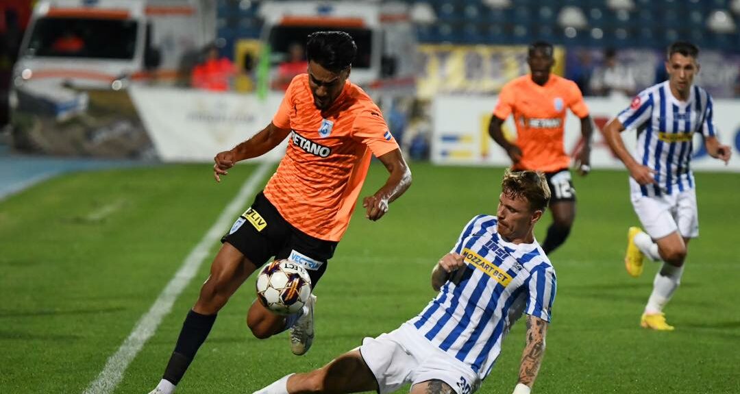 Jucătorii lui Leo Grozavu acuză arbitrajul după Poli Iași – Universitatea Craiova 1-4: „Suntem prea mici!”. Cum s-a apărat omul care și-a lăsat echipa în inferioritate numerică