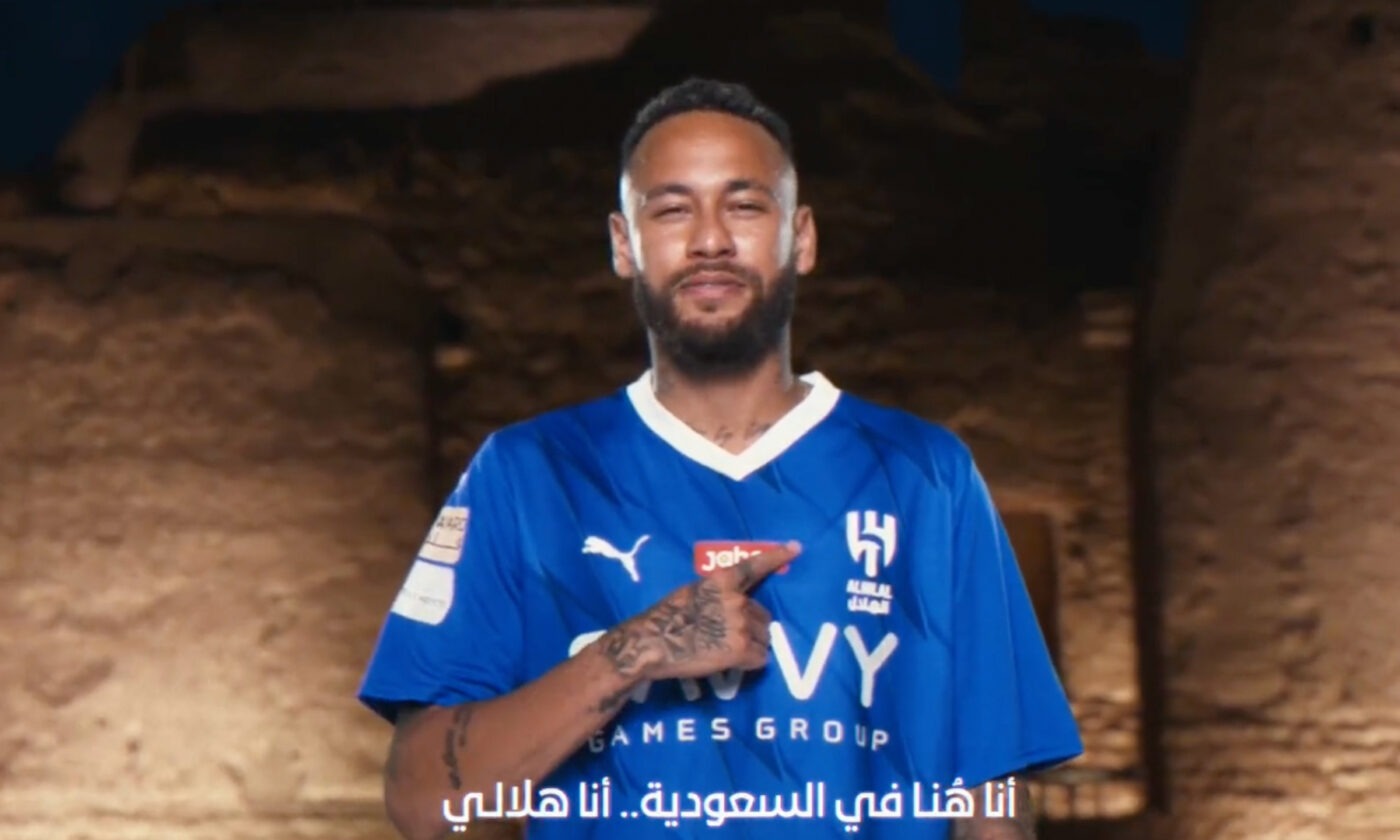 Superstarul Neymar Jr. e sufocat la propriu de fanii lui Al Hilal! Au dat năvală la aeroport, au venit în număr uriaș la prezentare și îl urmăresc peste tot prin oraș