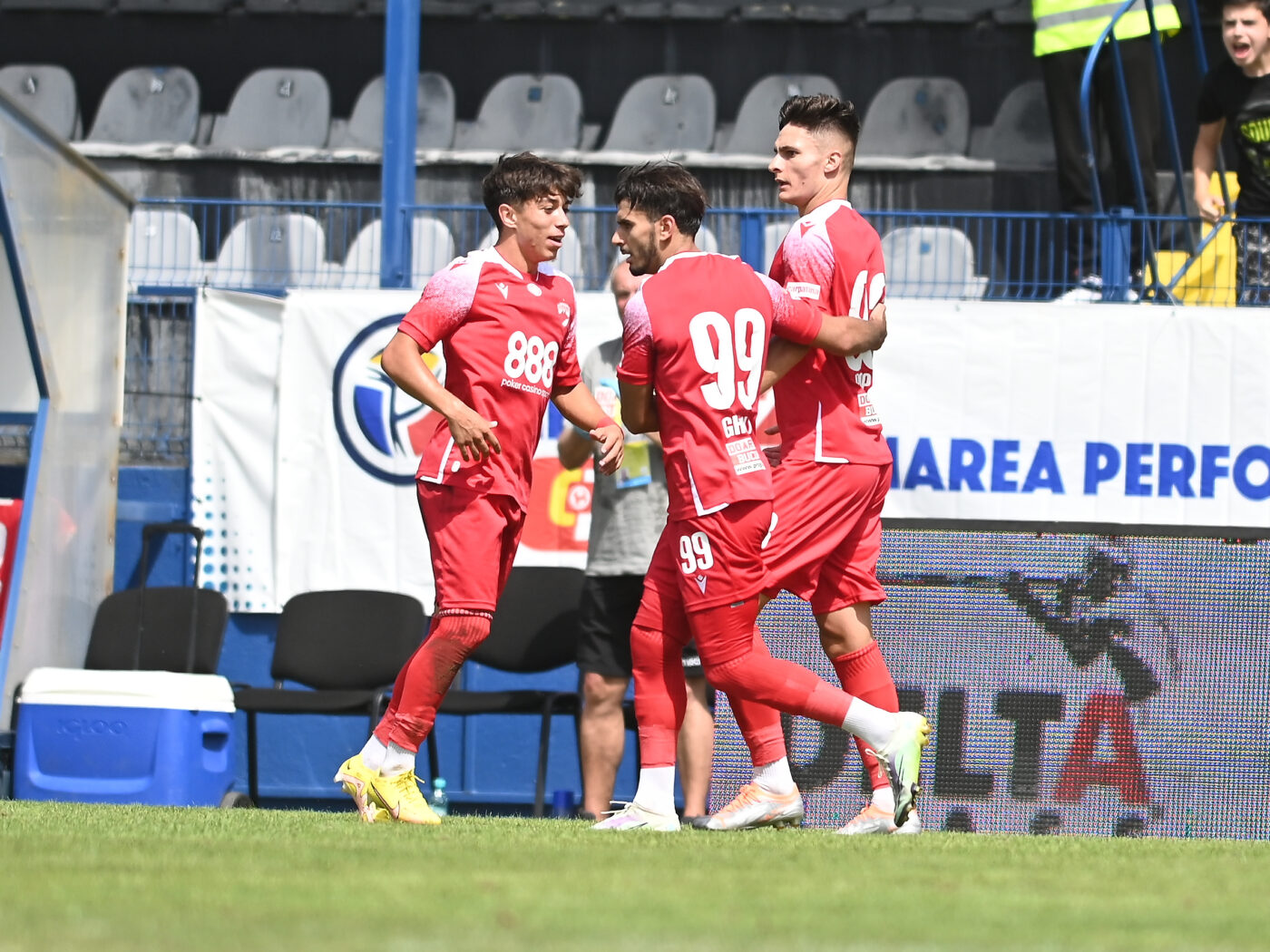 Liderul Ligii 2 a bătut palma cu doi atacanți, unul fost la Dinamo, și e pe cale să se despartă de alți patru jucători | EXCLUSIV