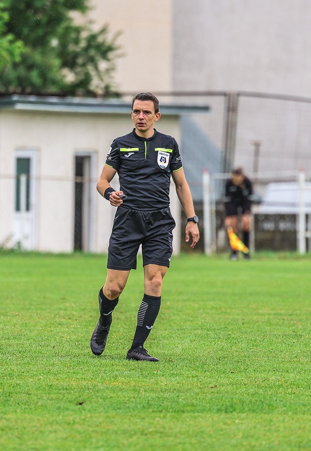 Clipele de groază nu l-au schimbat! Bătut la Frumușica, arbitrul a ajuns acum în topul cavalerilor fluierului: „Sunt dispus la orice sacrificiu”