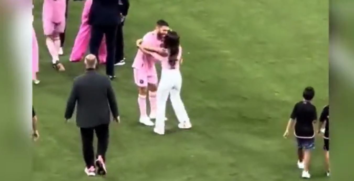 Antonela Roccuzzo l-a confundat pe Lionel Messi și a fost la un pas să sărute un alt jucător de la Inter Miami! Imaginile fac înconjurul lumii | VIDEO
