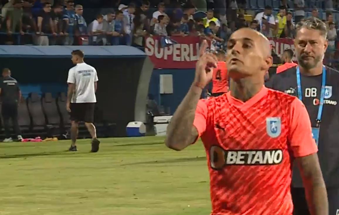 Ce nu s-a văzut la TV: Alex Mitriță, conflict cu un suporter din peluză după Farul Constanța – Universitatea Craiova 2-0! „Tu să taci când vorbesc eu!”. Fotbalistul nu a mai putut fi stăpânit: „Tu, tu, ăla cu steagul” | VIDEO