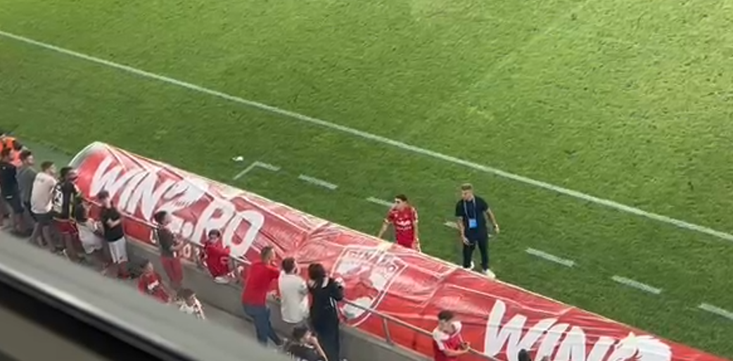 Conflict între suporterii lui Dinamo, Bani și Ovidiu Burcă! Antrenorul a gesticulat nervos în fața miilor de fani prezenți la meciul cu FC Botoșani | VIDEO