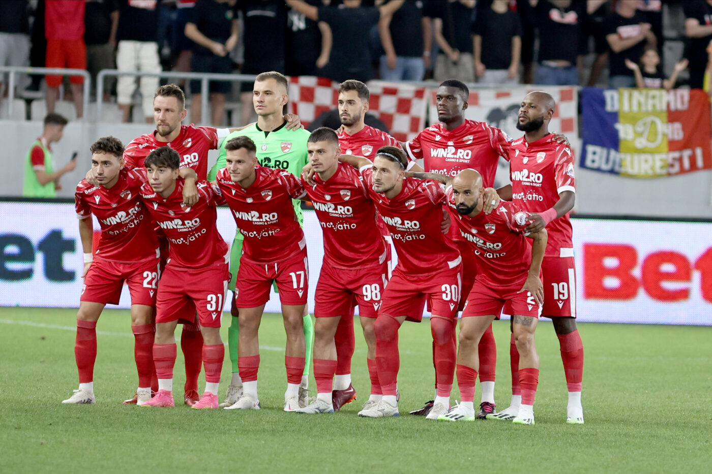 Gazonul de pe „Arcul de Triumf”, tot mai asemănător cu un „câmp de cartofi”. Cum arată iarba micuței arene după prima victorie a lui Dinamo din acest sezon, cu FC Botoșani | FOTO