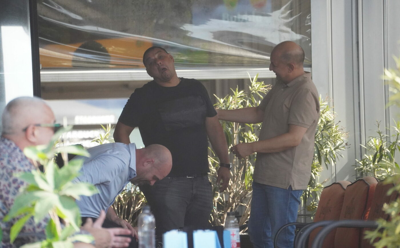 Ionel Ganea râde ca Gigi Becali în plină stradă! Fostul atacant al Generației de Aur, one man show pentru amici săi | FOTO PROSPORT