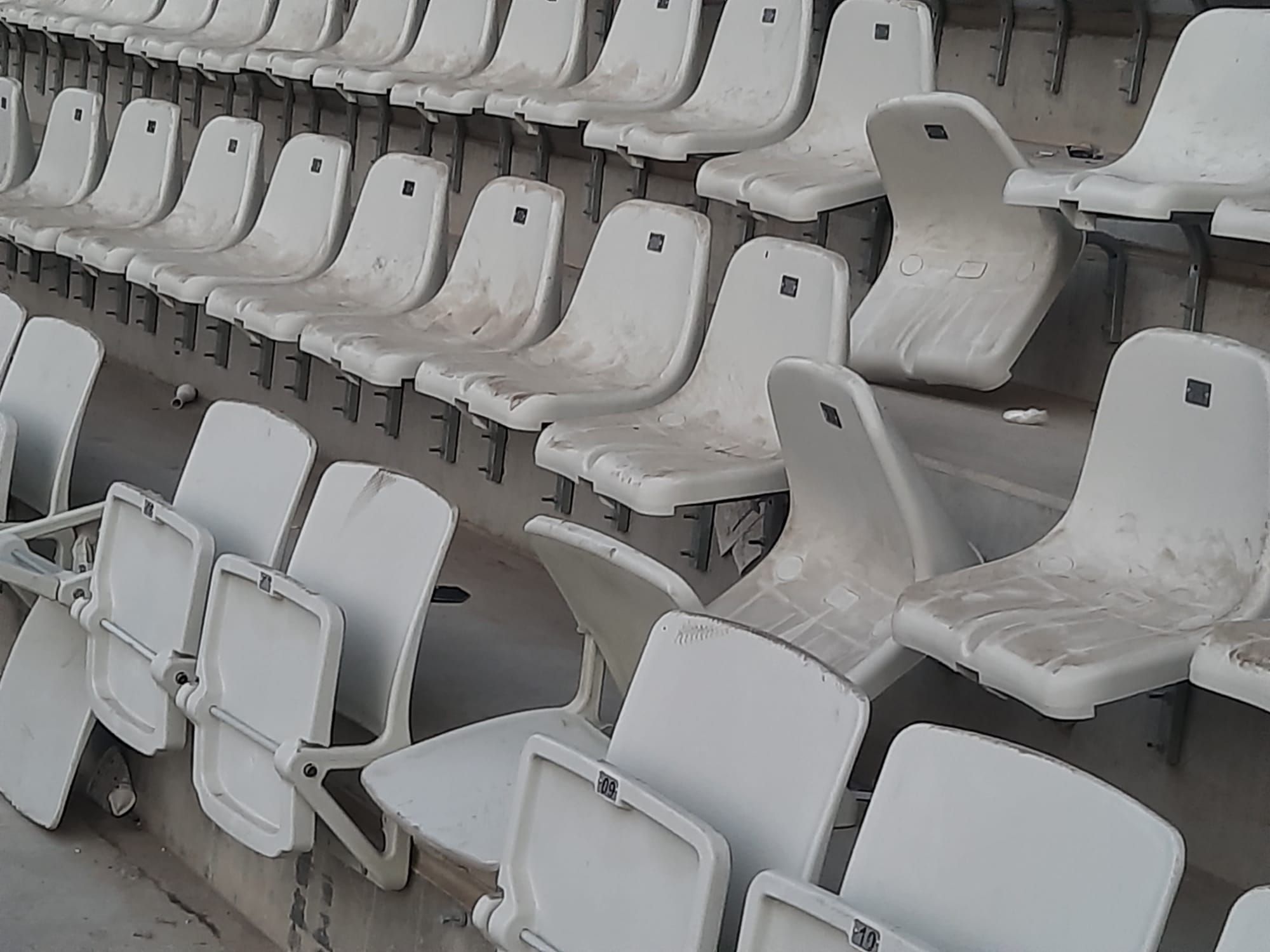 Ce a făcut un tânăr după ce a rupt, de bucurie, un scaun