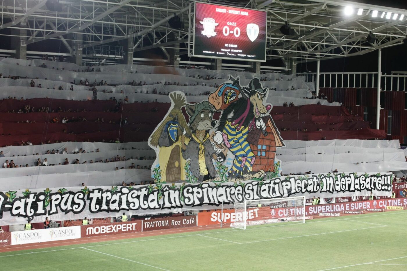 Duel spectaculos al scenonografiilor în debutul meciului Rapid – Petrolul! Ironia rapidiștilor și momentul pirotehnic al „lupilor” care a întrerupt partida! | GALERIE FOTO
