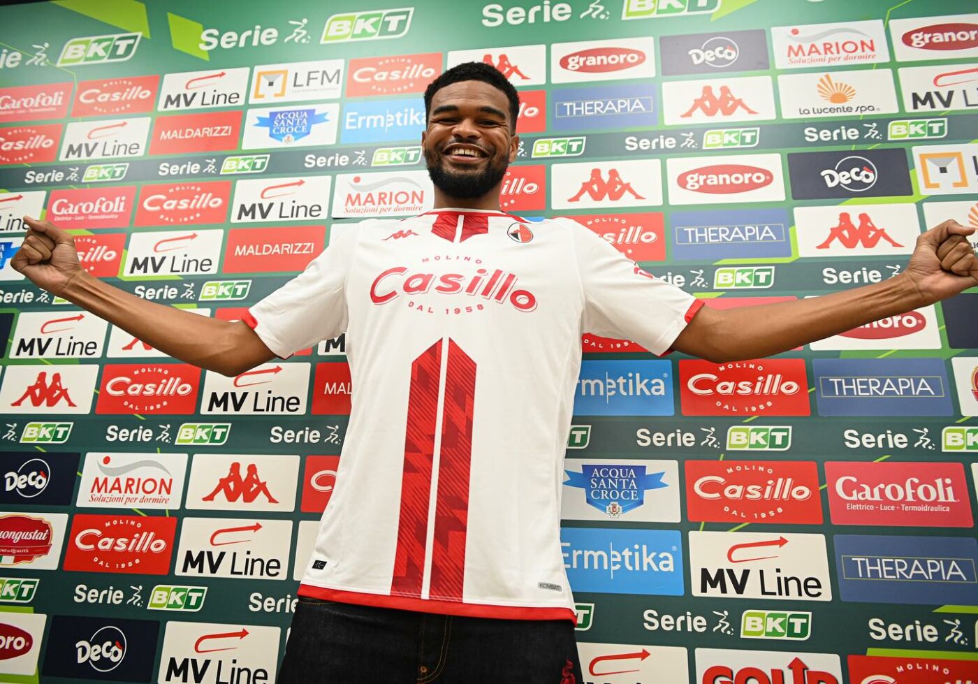 Transferul lui Edjouma de la FCSB la Bari, un pas înainte pentru francez: „Serie B este peste Superligă”. Sfatul primit de la românul care a evoluat pe „San Nicola”: „Trebuie să înțeleagă foarte repede ce înseamnă clubul, este o presiune foarte mare din prima zi!” | EXCLUSIV