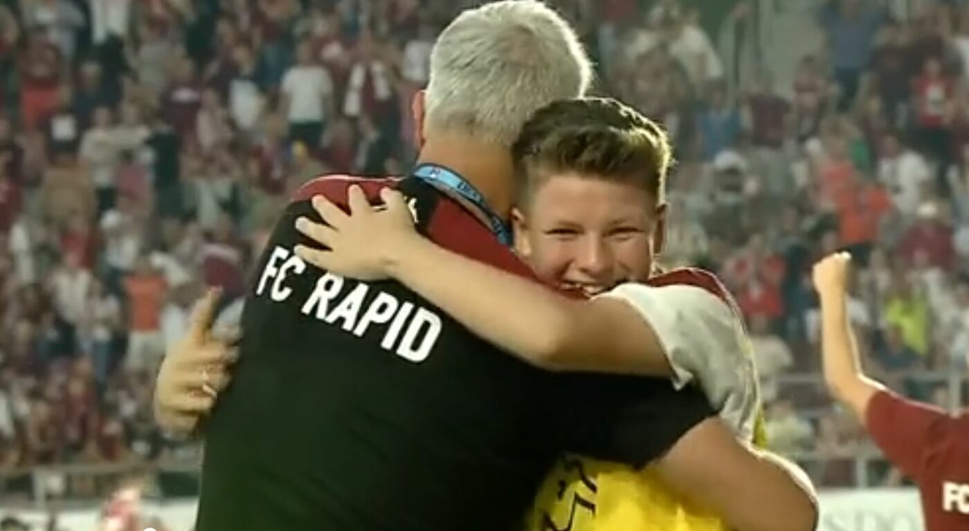 Eroul serii în Giuleşti e un copil de mingi! „Assist” la golul de 3-1 al Rapidului cu Farul: ce a făcut imediat Cristiano Bergodi pentru a-i mulțumi puştiului! | VIDEO
