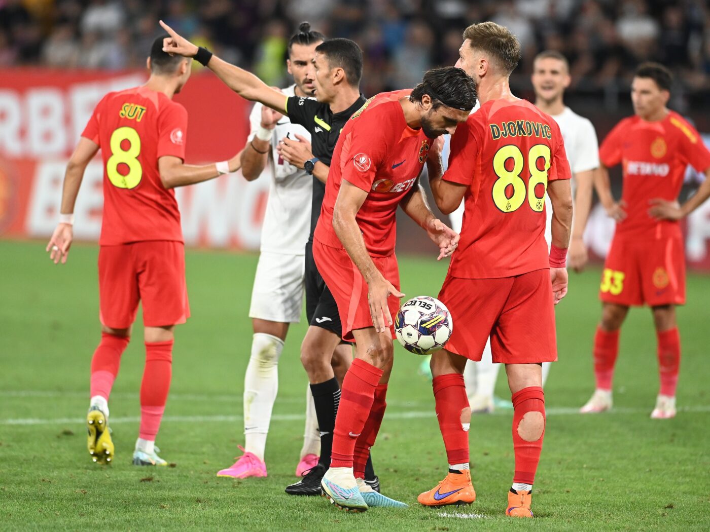 Ce spune regulamentul despre penalty-ul care a decis FCSB – CFR Cluj! Verdict clar în cazul fazelor controversate de pe stadionul Ghencea