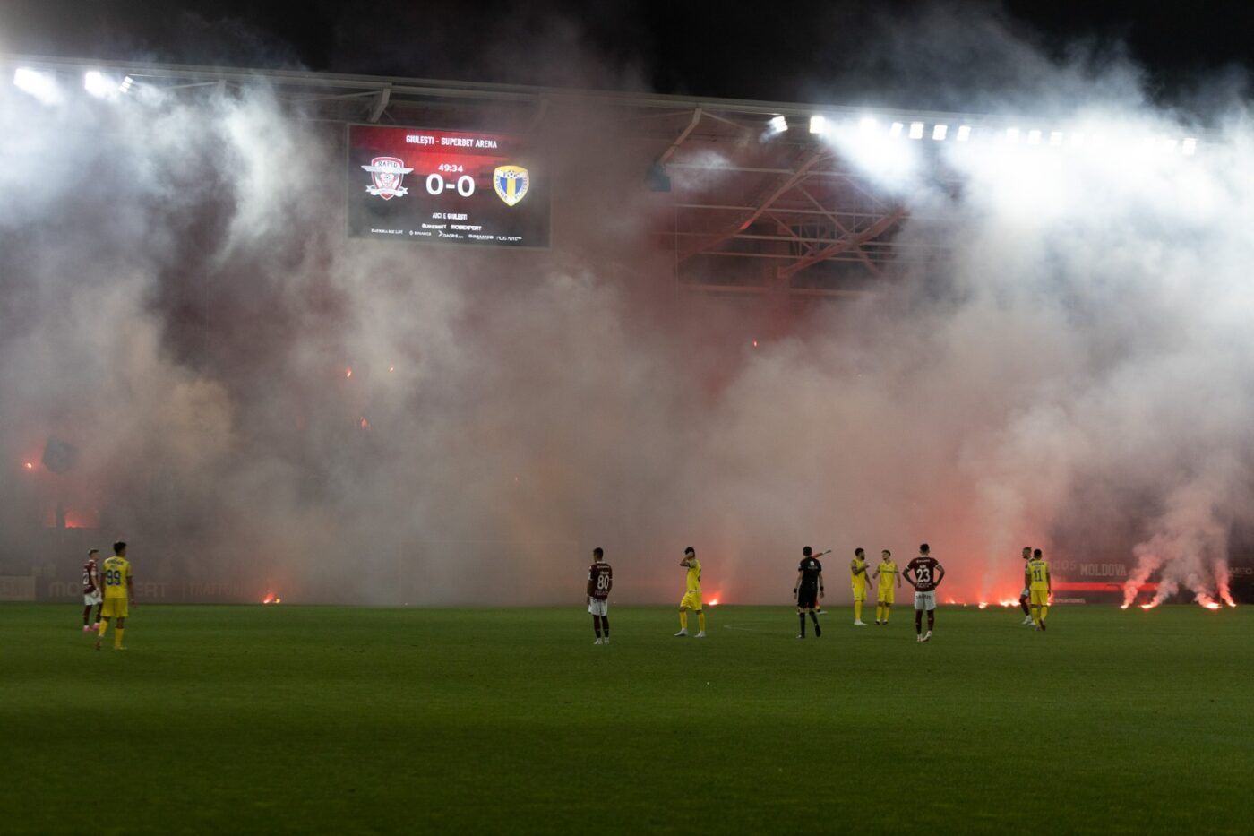 Fanii lui Rapid, reacție violentă după eşecul ruşinos cu Petrolul! Daniel Niculae, ținta furiei ultraşilor: l-au înjurat ca la uşa cortului! Nici acționarii nu au scăpat: „Plecați cu toții”