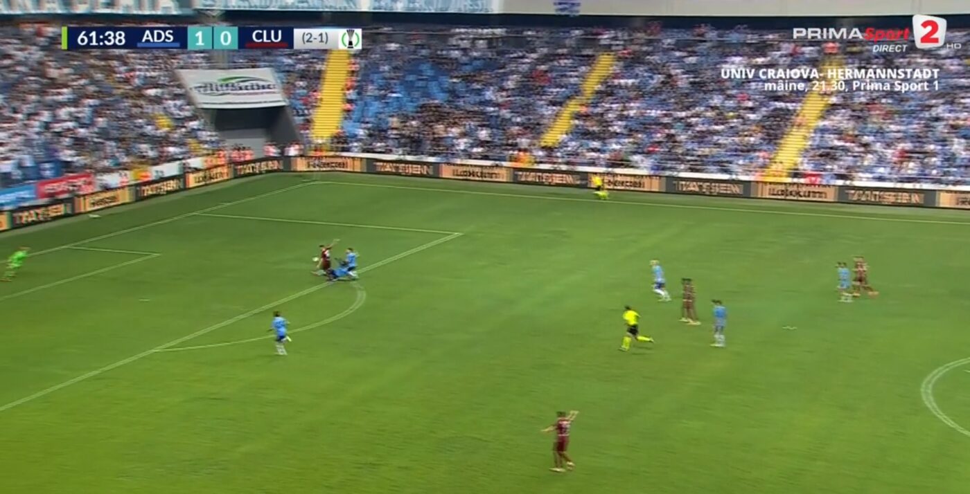 Fază controversată la Adana: CFR Cluj a primit penalty la o fază în care Bîrligea e faultat clar! Fundașul Gravillon a fost și eliminat | VIDEO