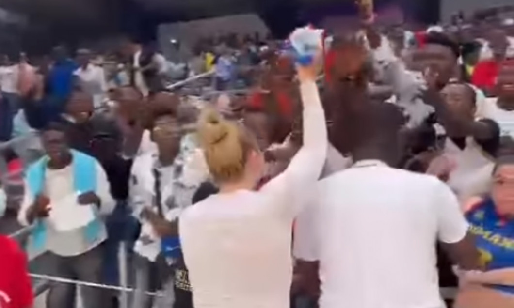 Fiica vitregă a lui Laurențiu Reghecampf și-a scos tricoul în fața fanilor și l-a aruncat în tribune! A creat nebunie generală în Congo când a rămas fără el: „Mulțumesc, legendă!”