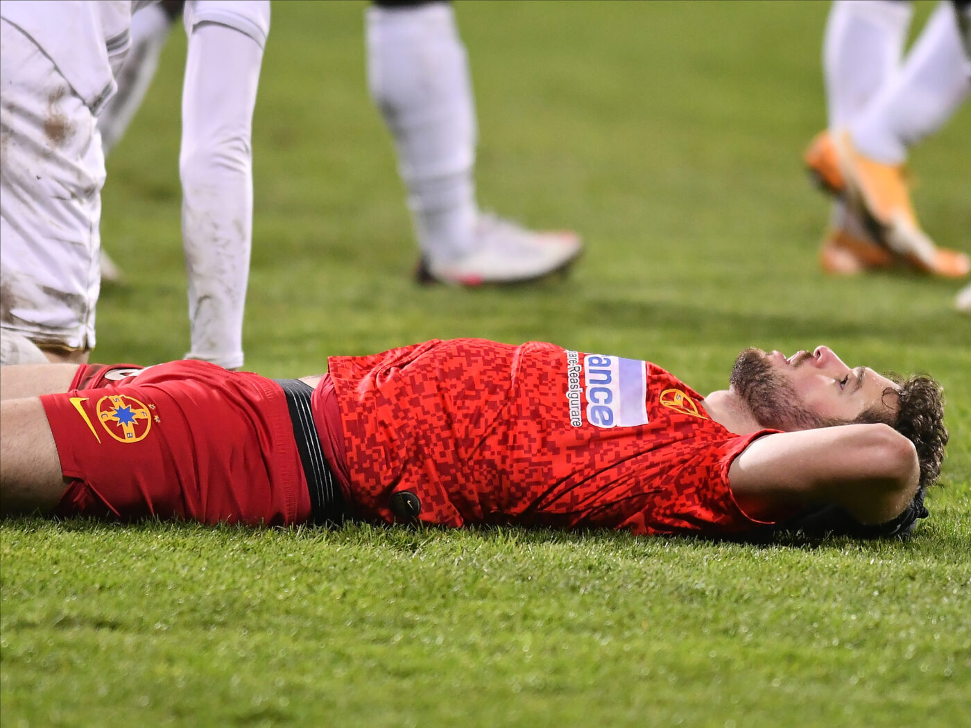 Fostul atacant de la FCSB și CFR Cluj e făcut praf de antrenorul său! „L-am ținut eu să nu joace? L-au marcat Dawa și Chiricheș”